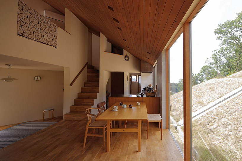 fujiwaramuro architects' triangular house in kobe sits atop hilly japanese terrain - 3