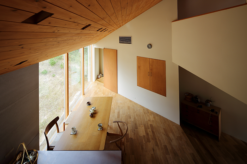 fujiwaramuro architects' triangular house in kobe sits atop hilly japanese terrain - 4