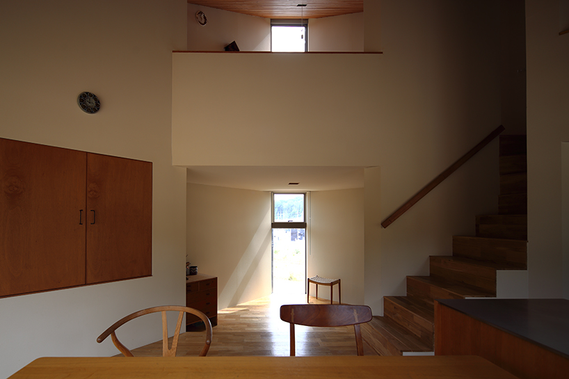 fujiwaramuro architects' triangular house in kobe sits atop hilly japanese terrain - 5