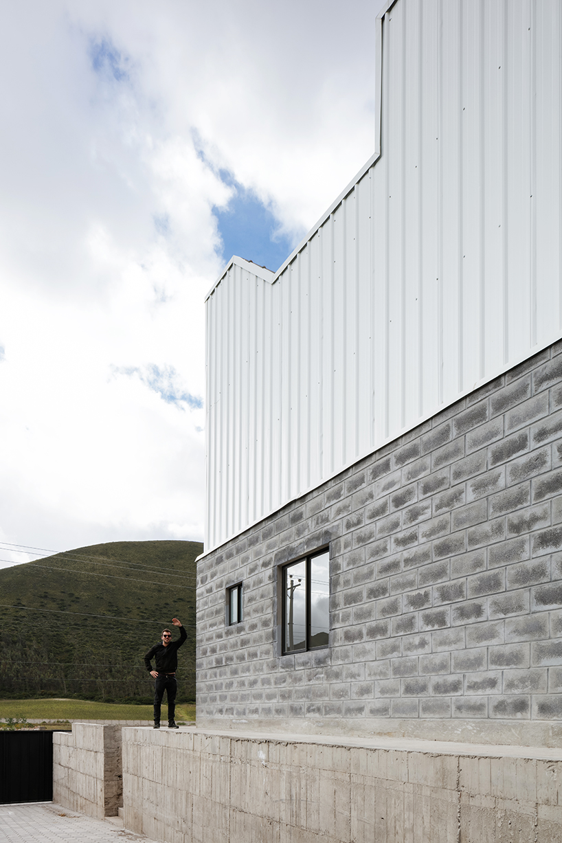 mikhuna trade's lab in south america is heated and lit by sun, designed by TEC taller EC - 8