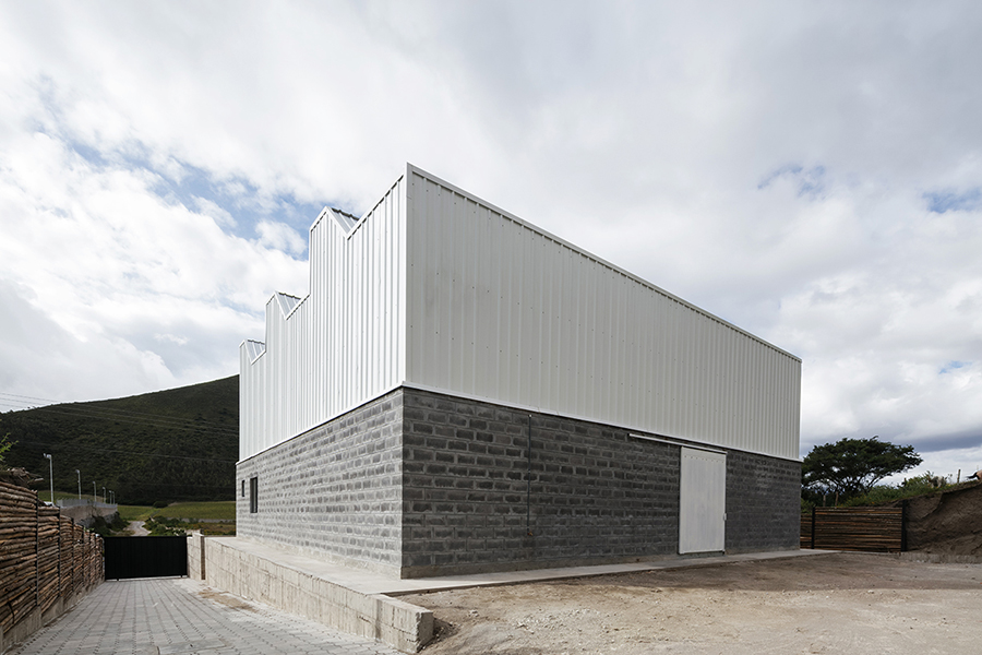 mikhuna trade's lab in south america is heated and lit by sun, designed by TEC taller EC - 4