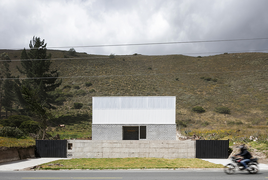 mikhuna trade's lab in south america is heated and lit by sun, designed by TEC taller EC - 5