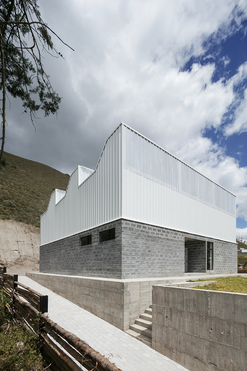 mikhuna trade's lab in south america is heated and lit by sun, designed by TEC taller EC - 1