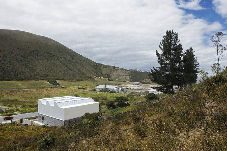 mikhuna trade's lab in south america is heated and lit by sun, designed by TEC taller EC - 7