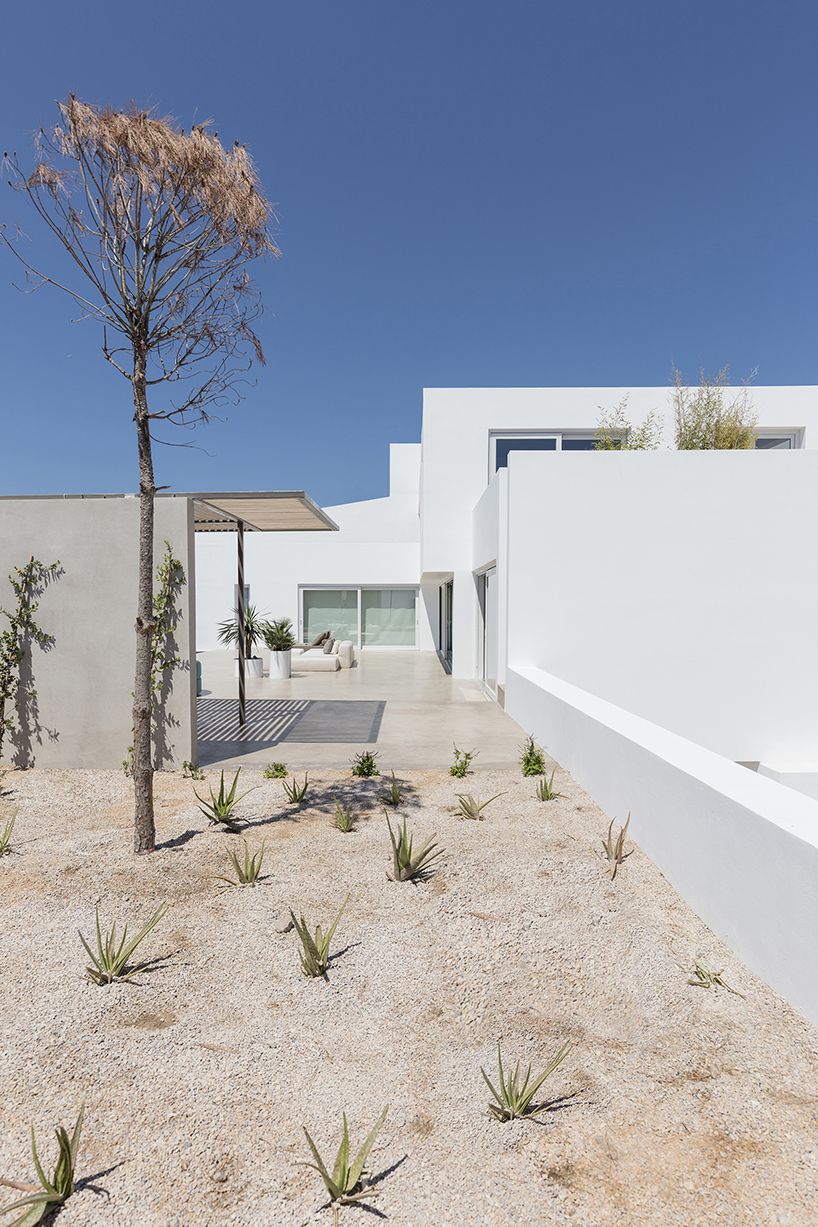 kapsimalis-architects-summer-villa-santorini-greece-08-19-2019-designboom