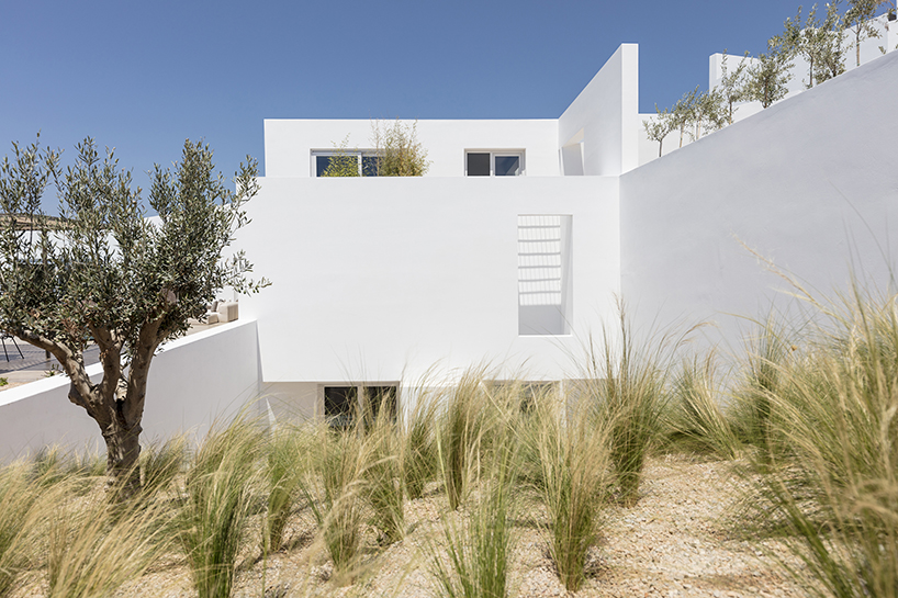 kapsimalis-architects-summer-villa-santorini-greece-08-19-2019-designboom