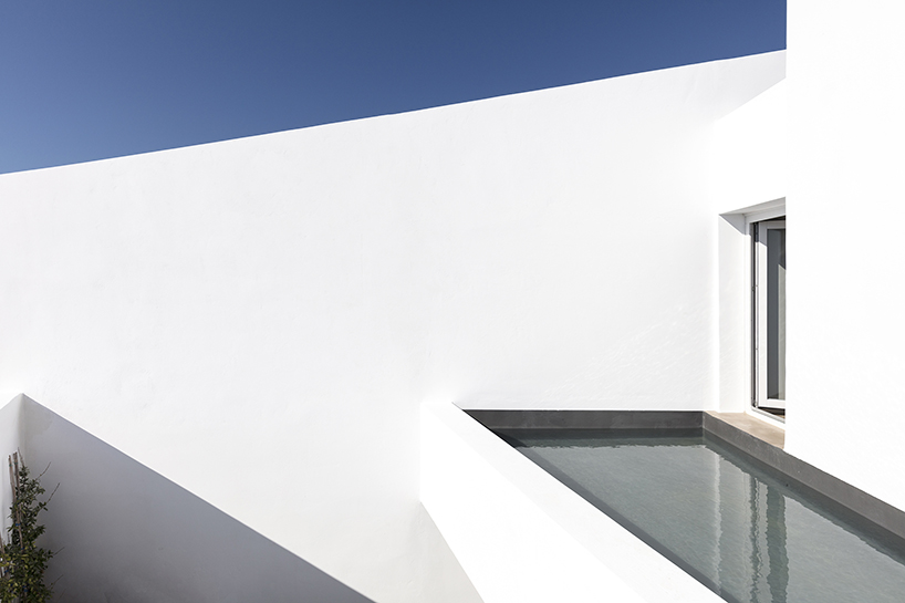 kapsimalis-architects-summer-villa-santorini-greece-08-19-2019-designboom