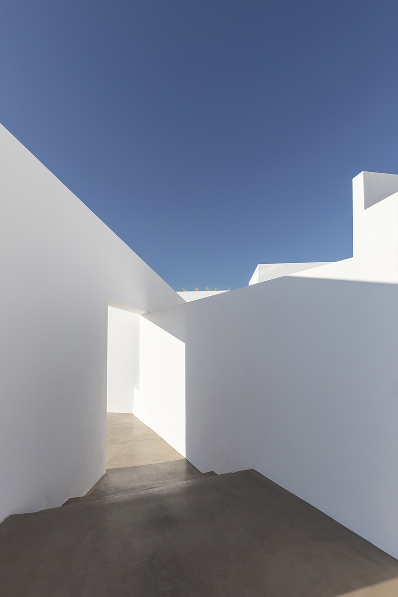 kapsimalis-architects-summer-villa-santorini-greece-08-19-2019-designboom