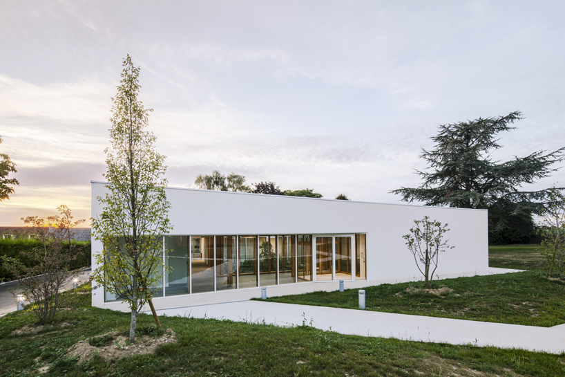 NZI architectes applies glazed façades to bring light into leisure center in france
