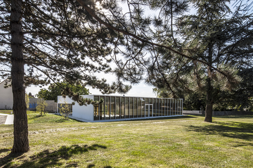 NZI architectes applies glazed façades to bring light into leisure center in france