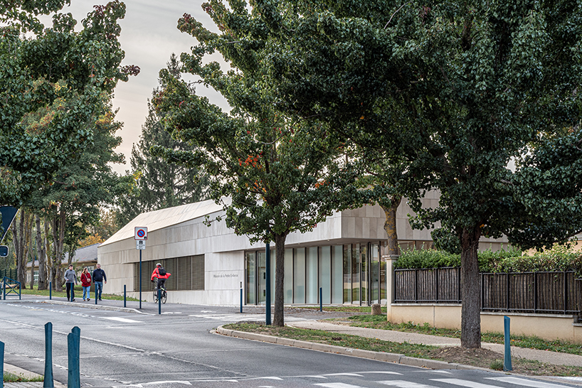 stone sloping roof inserts nursery school to the parisian landscape
