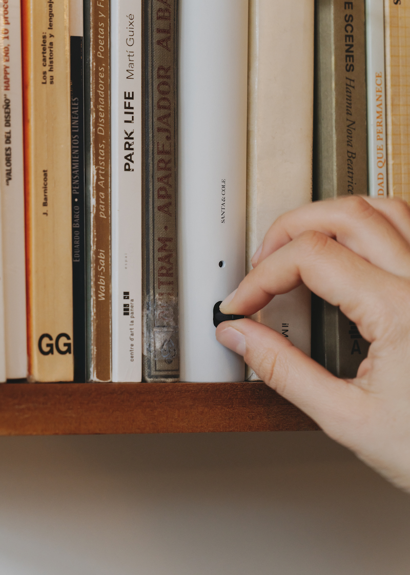 shaped like a book, oscar tusquets' bib luz lamp discreetly integrates into any shelf - 4