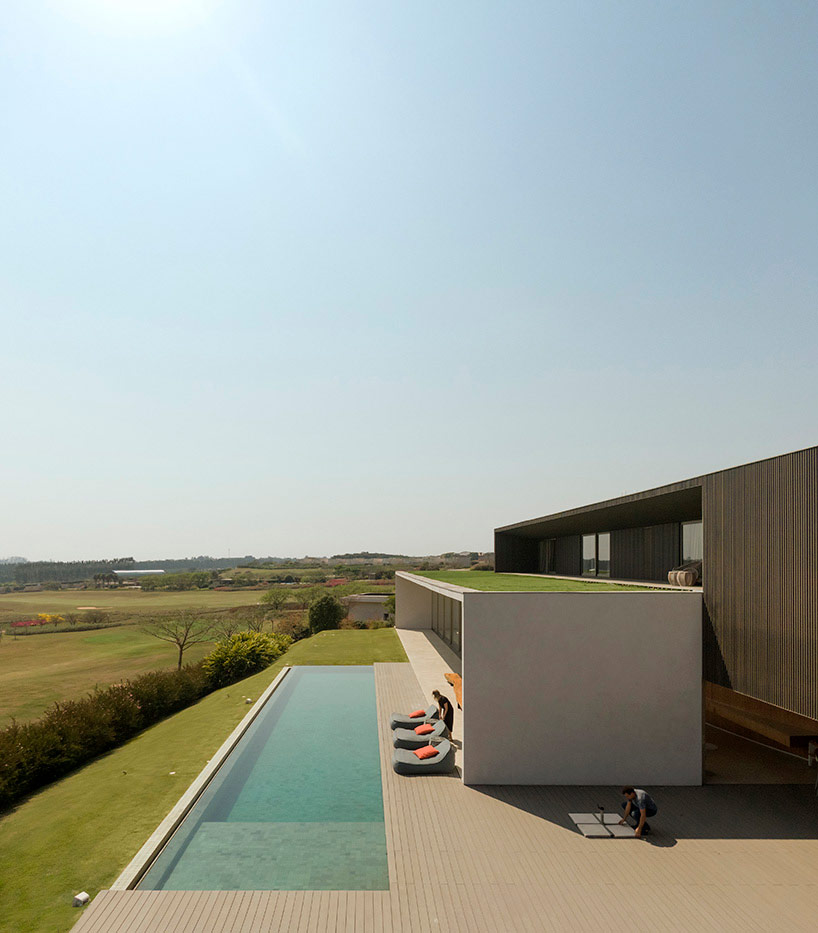studio arthur casas composes JY house with two separate volumes in são paulo