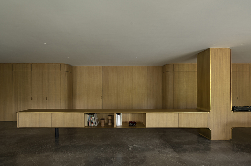 oak wood skin curves the edges of loma apartment in mexico