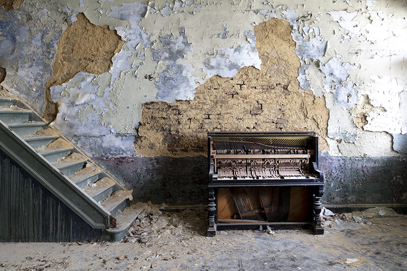 romain thiery unveils new images of broken pianos in forgotten european villas - 6