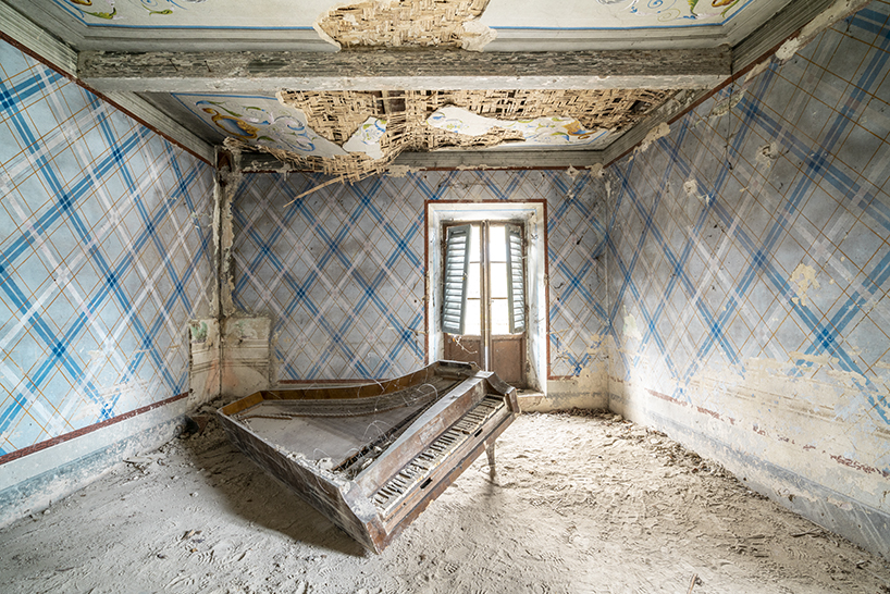 romain thiery unveils new images of broken pianos in forgotten european villas - 7