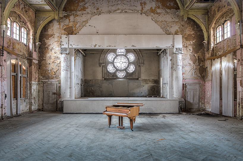 romain thiery unveils new images of broken pianos in forgotten european villas - 9