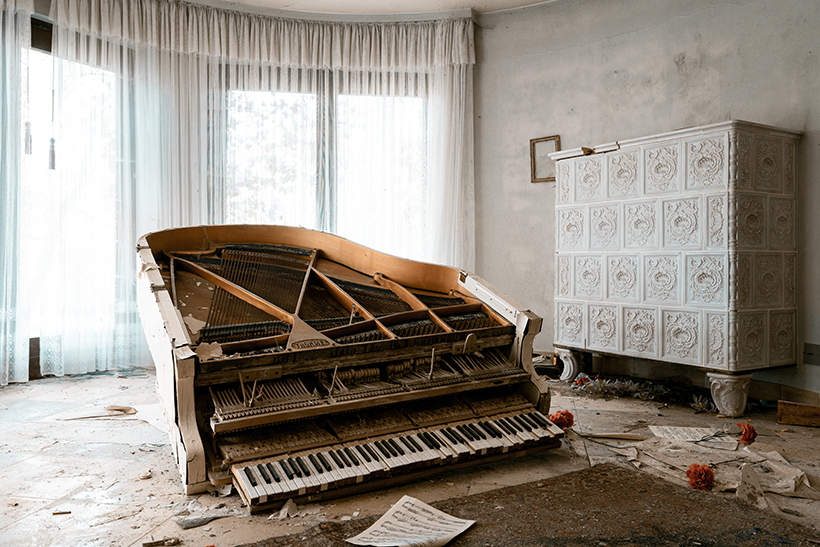 romain thiery unveils new images of broken pianos in forgotten european villas - 2