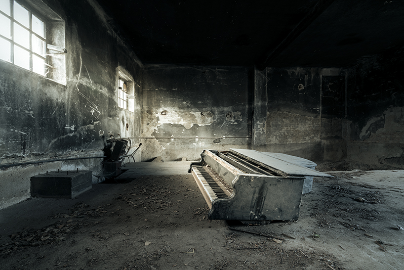 romain thiery unveils new images of broken pianos in forgotten european villas - 10