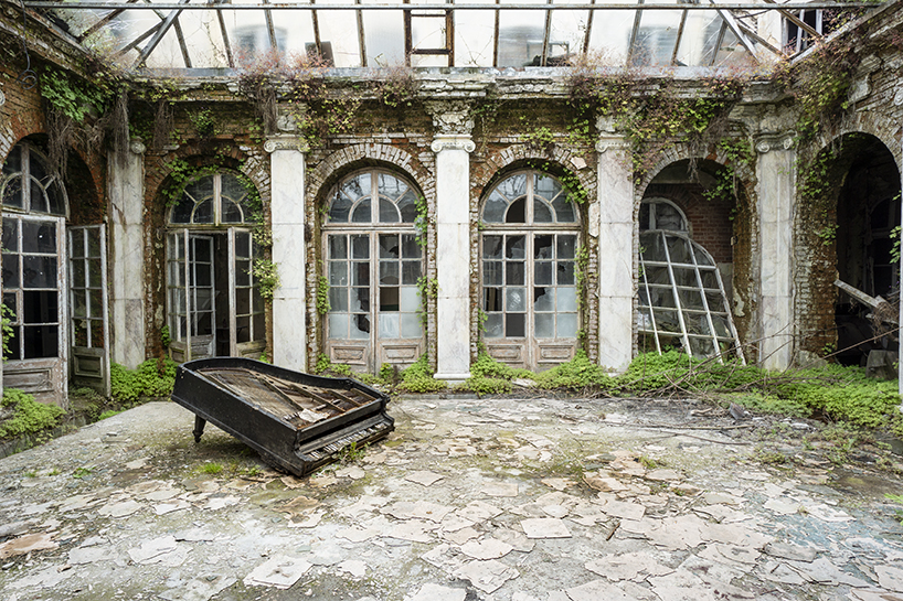 romain thiery unveils new images of broken pianos in forgotten european villas - 4