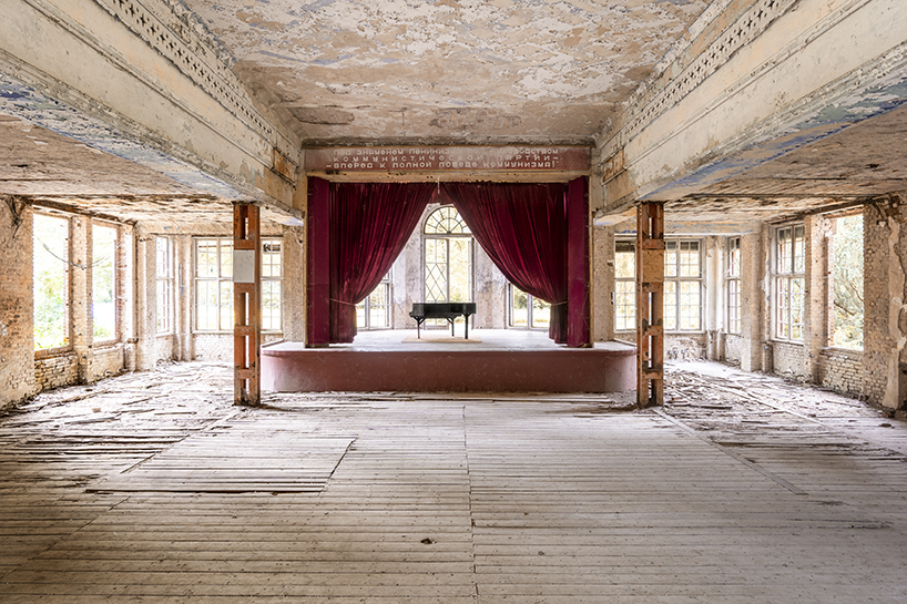 romain thiery unveils new images of broken pianos in forgotten european villas - 5