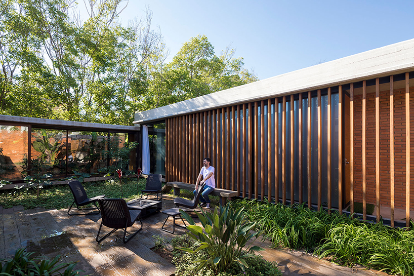 equipo de arquitectura interlaces courtyards and living areas in paraguayan residence