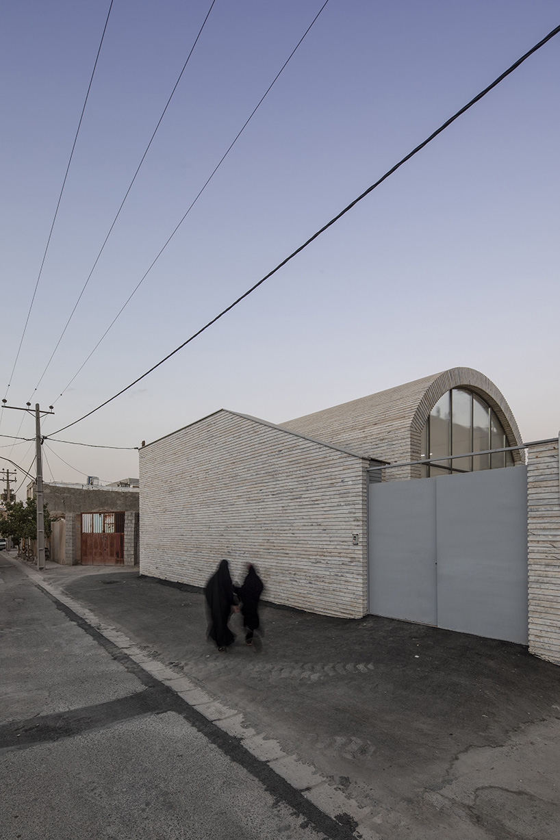 ayeneh office arranges a house under a large vault based on the rib vault pattern seen in the historical houses in najafabad 1