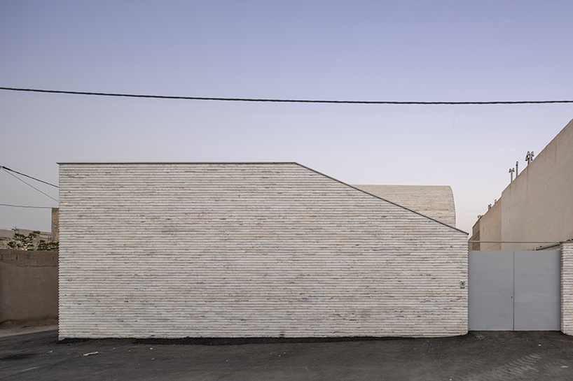 ayeneh office arranges a house under a large vault based on the rib vault pattern seen in the historical houses in najafabad 3