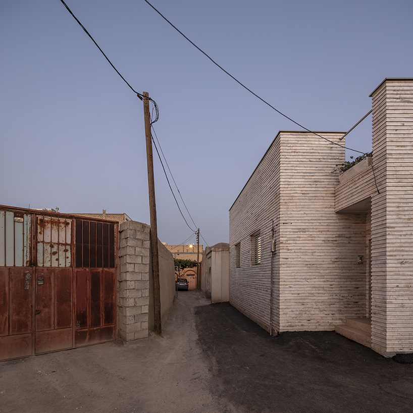 ayeneh office arranges a house under a large vault based on the rib vault pattern seen in the historical houses in najafabad 4
