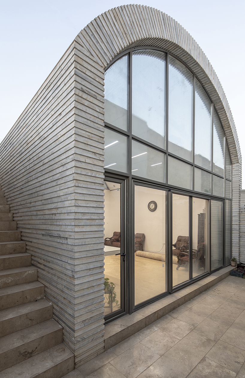 ayeneh office arranges a house under a large vault based on the rib vault pattern seen in the historical houses in najafabad 5