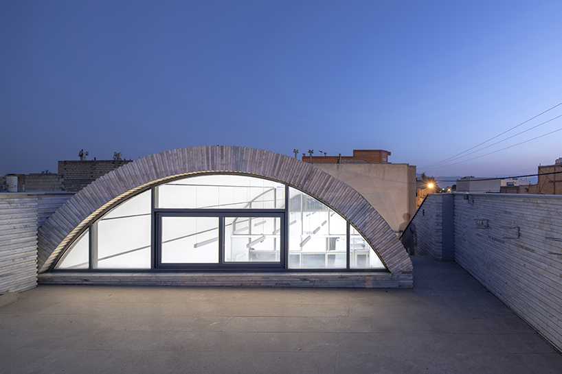 ayeneh office arranges a house under a large vault based on the rib vault pattern seen in the historical houses in najafabad 6