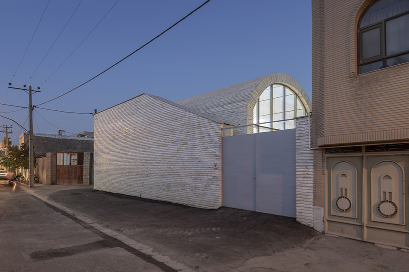 ayeneh office arranges a house under a large vault based on the rib vault pattern seen in the historical houses in najafabad 7