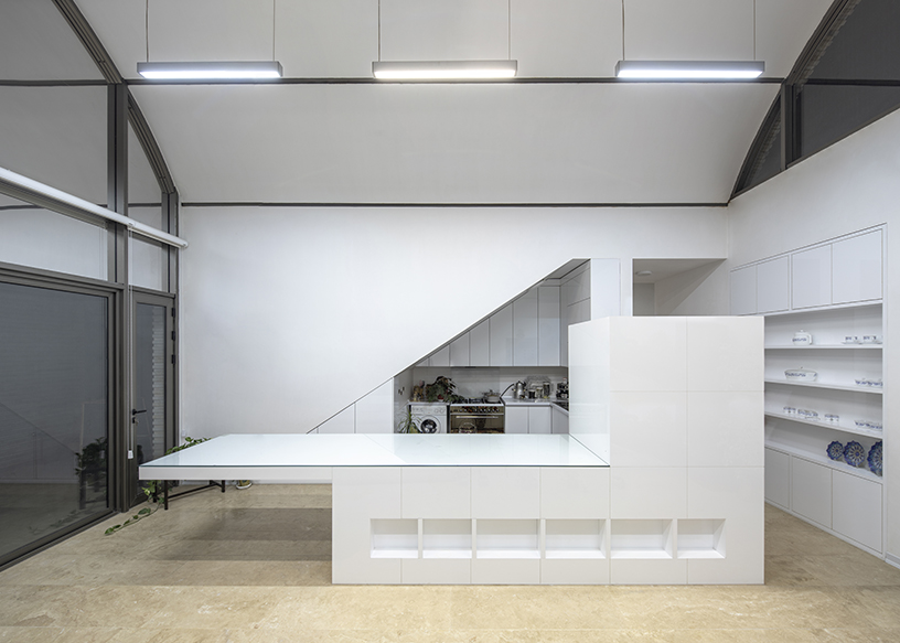 ayeneh office arranges a house under a large vault based on the rib vault pattern seen in the historical houses in najafabad 8