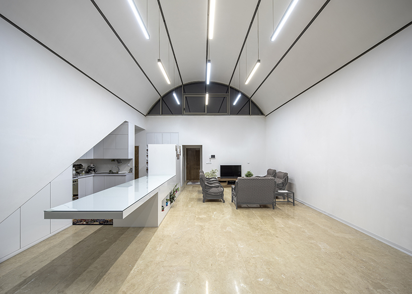 ayeneh office arranges a house under a large vault based on the rib vault pattern seen in the historical houses in najafabad 9