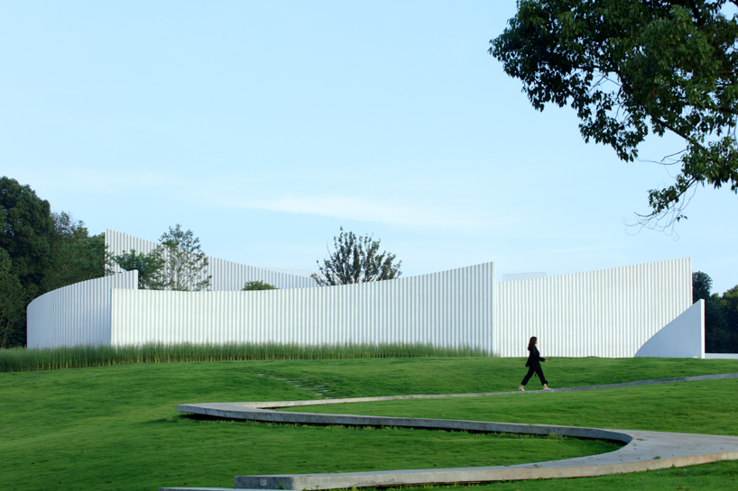 PLAT ASIA's resort in china forms dynamic dialogue between architecture and nature