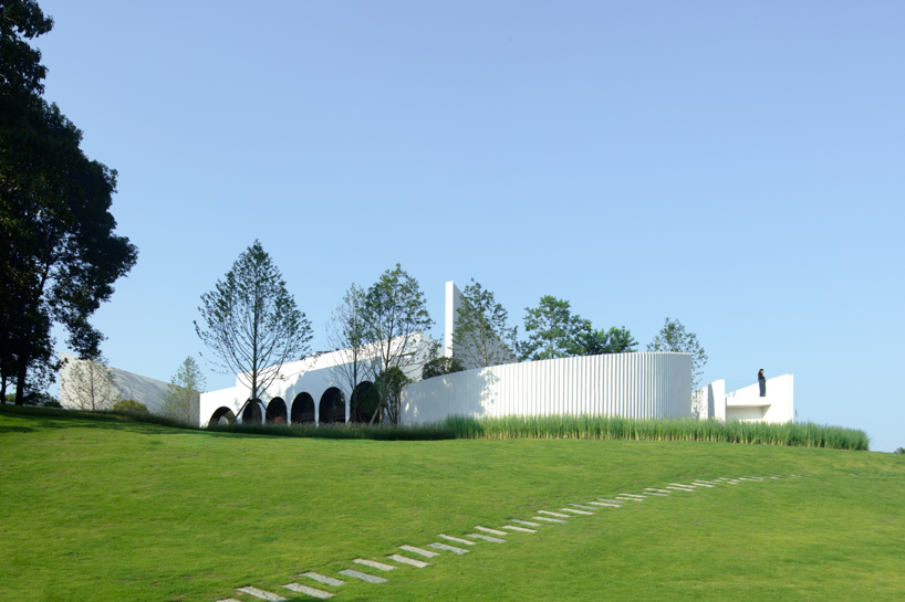 PLAT ASIA's resort in china forms dynamic dialogue between architecture and nature