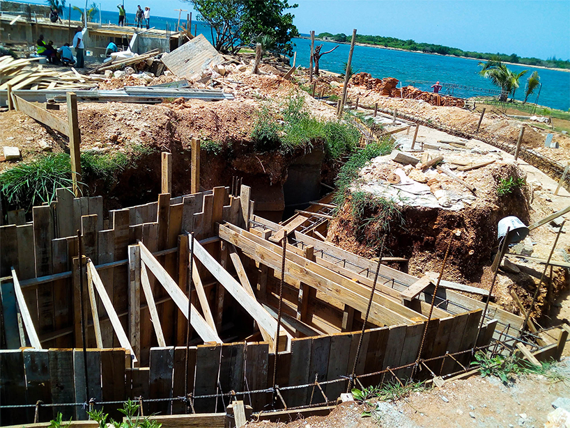 this curved house by infraestudio opens up to the beach in west havana
