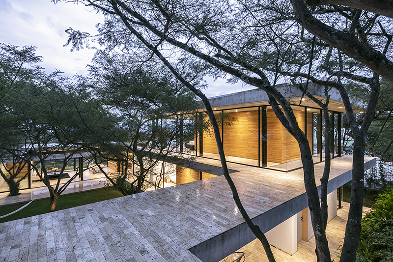 gabriel rivera arquitectos creates a house to live amongst the trees in ecuador