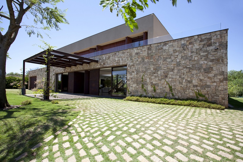 contemporary brazilian country house integrated into nature, by deborah roig - 4