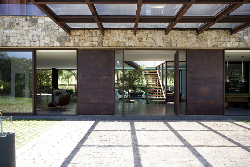 contemporary brazilian country house integrated into nature, by deborah roig - 5