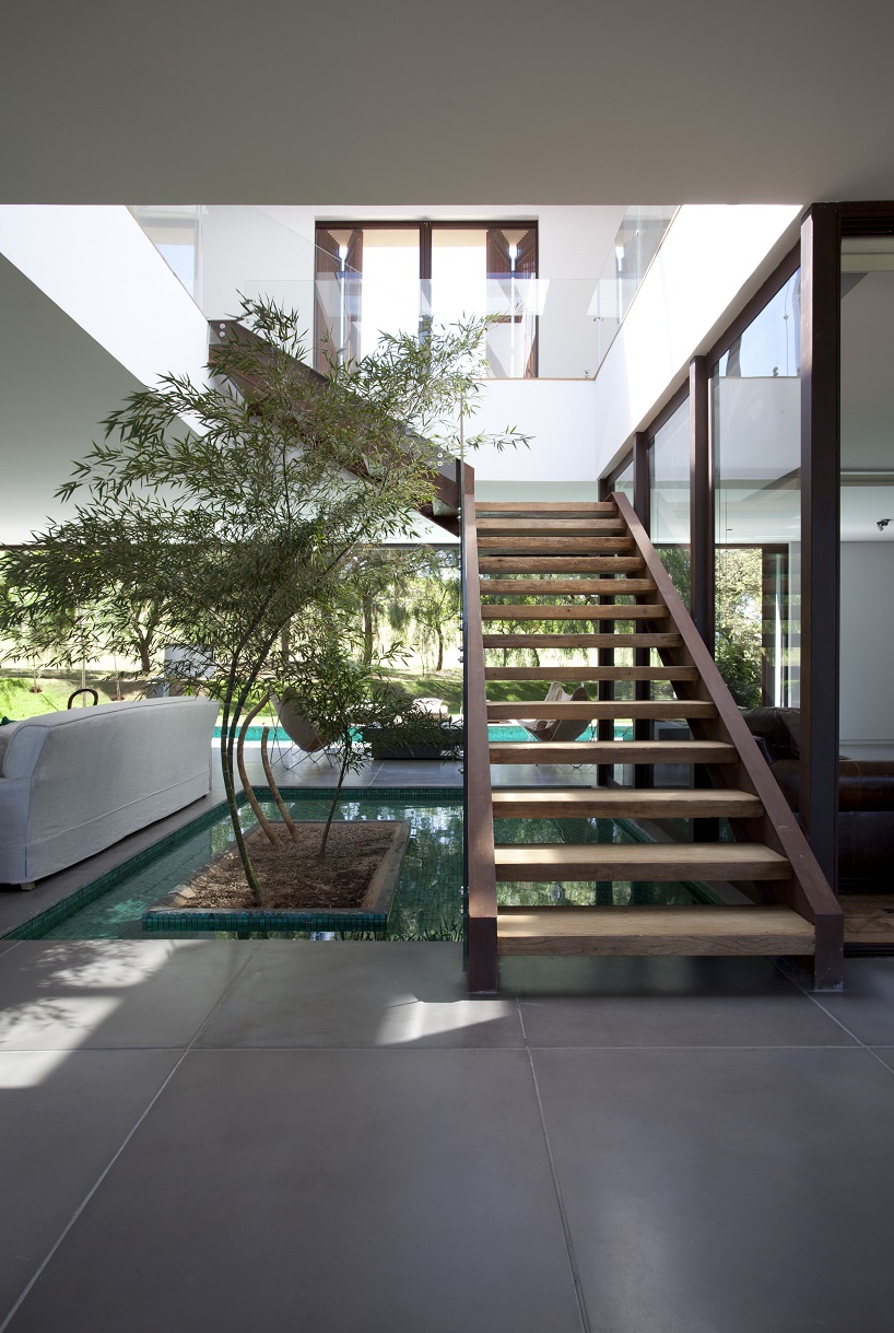 contemporary brazilian country house integrated into nature, by deborah roig - 12