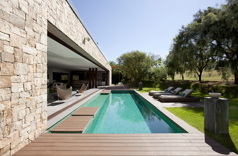 contemporary brazilian country house integrated into nature, by deborah roig - 2