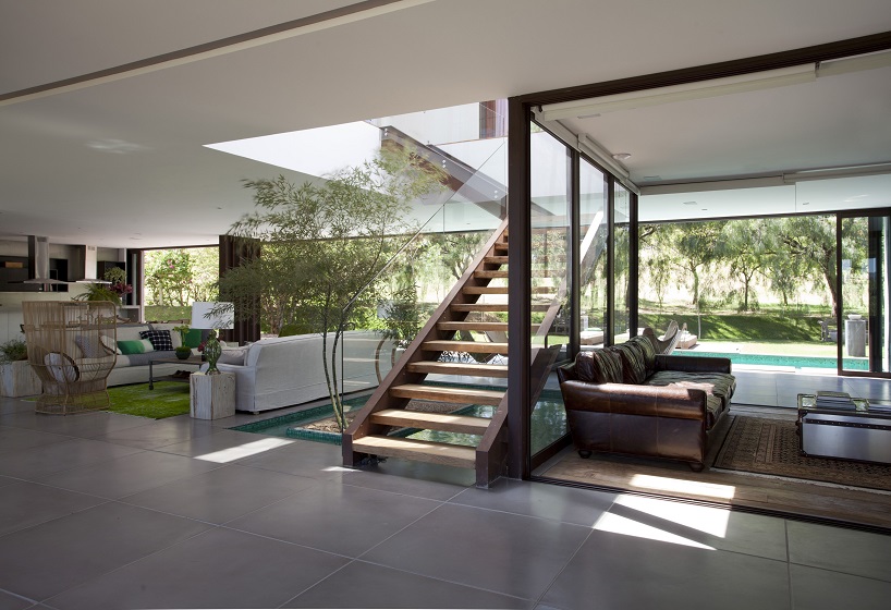 contemporary brazilian country house integrated into nature, by deborah roig - 10