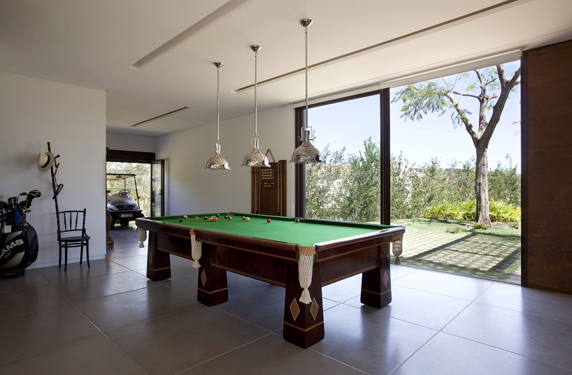 contemporary brazilian country house integrated into nature, by deborah roig - 11