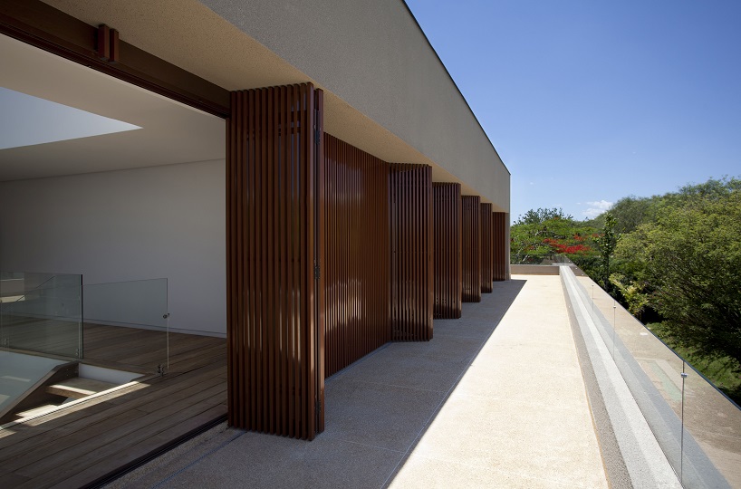 contemporary brazilian country house integrated into nature, by deborah roig - 6