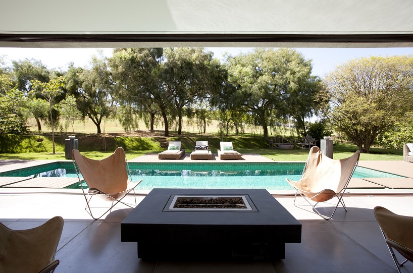 contemporary brazilian country house integrated into nature, by deborah roig - 7