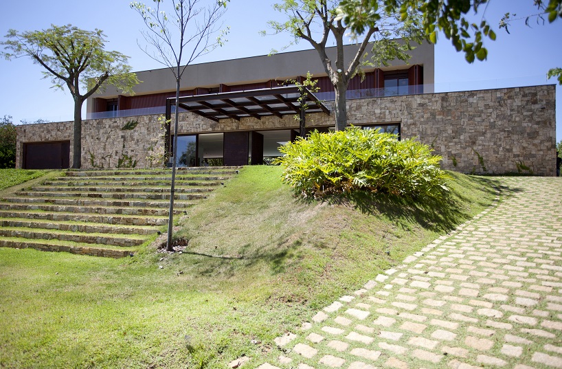 contemporary brazilian country house integrated into nature, by deborah roig - 3