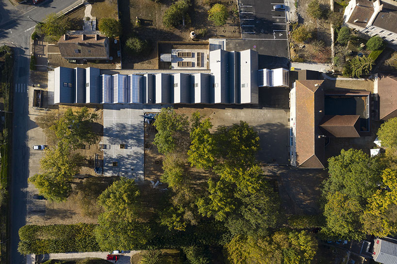 this school in perthes-en-gâtinais comprises multiple gabled wooden volumes - 12