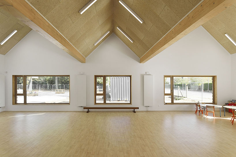 this school in perthes-en-gâtinais comprises multiple gabled wooden volumes - 9