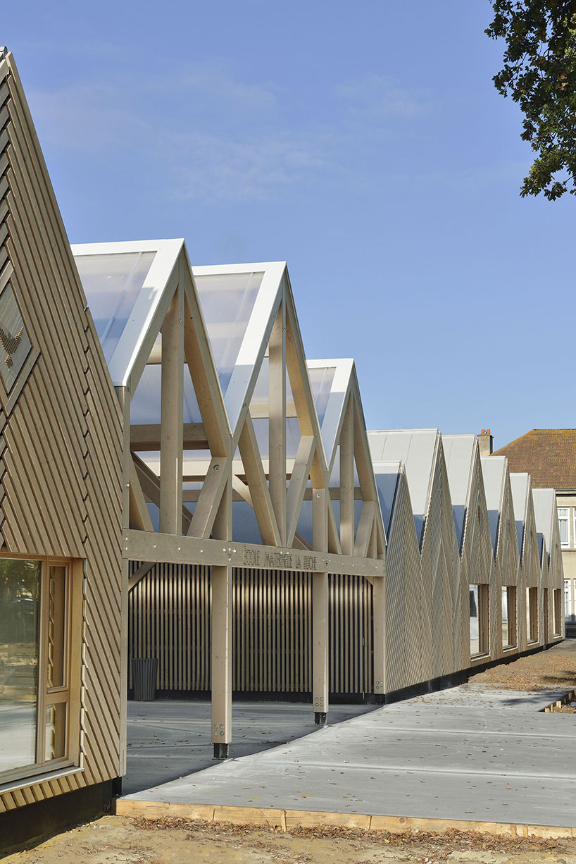 this school in perthes-en-gâtinais comprises multiple gabled wooden volumes - 3